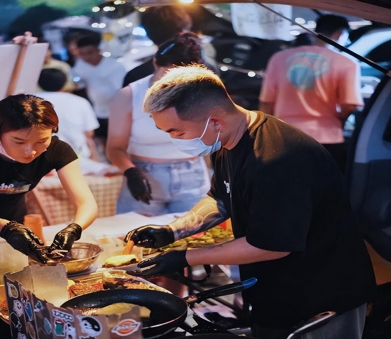 后备箱摆地摊卖1块钱零食,后备箱摆摊卖饭