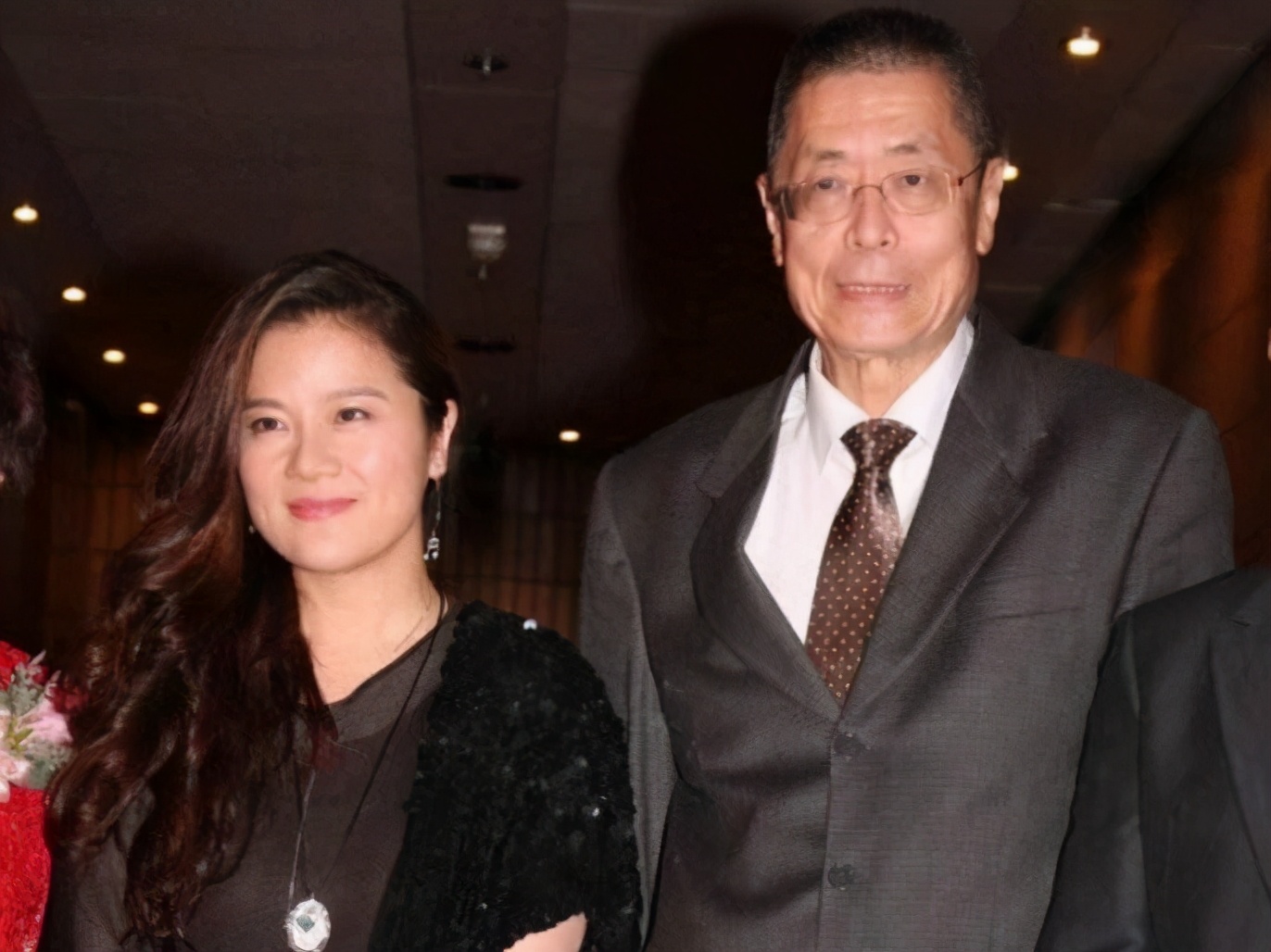 娱乐圈父女恋靠谱吗？张纪中护妻，张艺谋交罚款，钢琴家81岁当爸