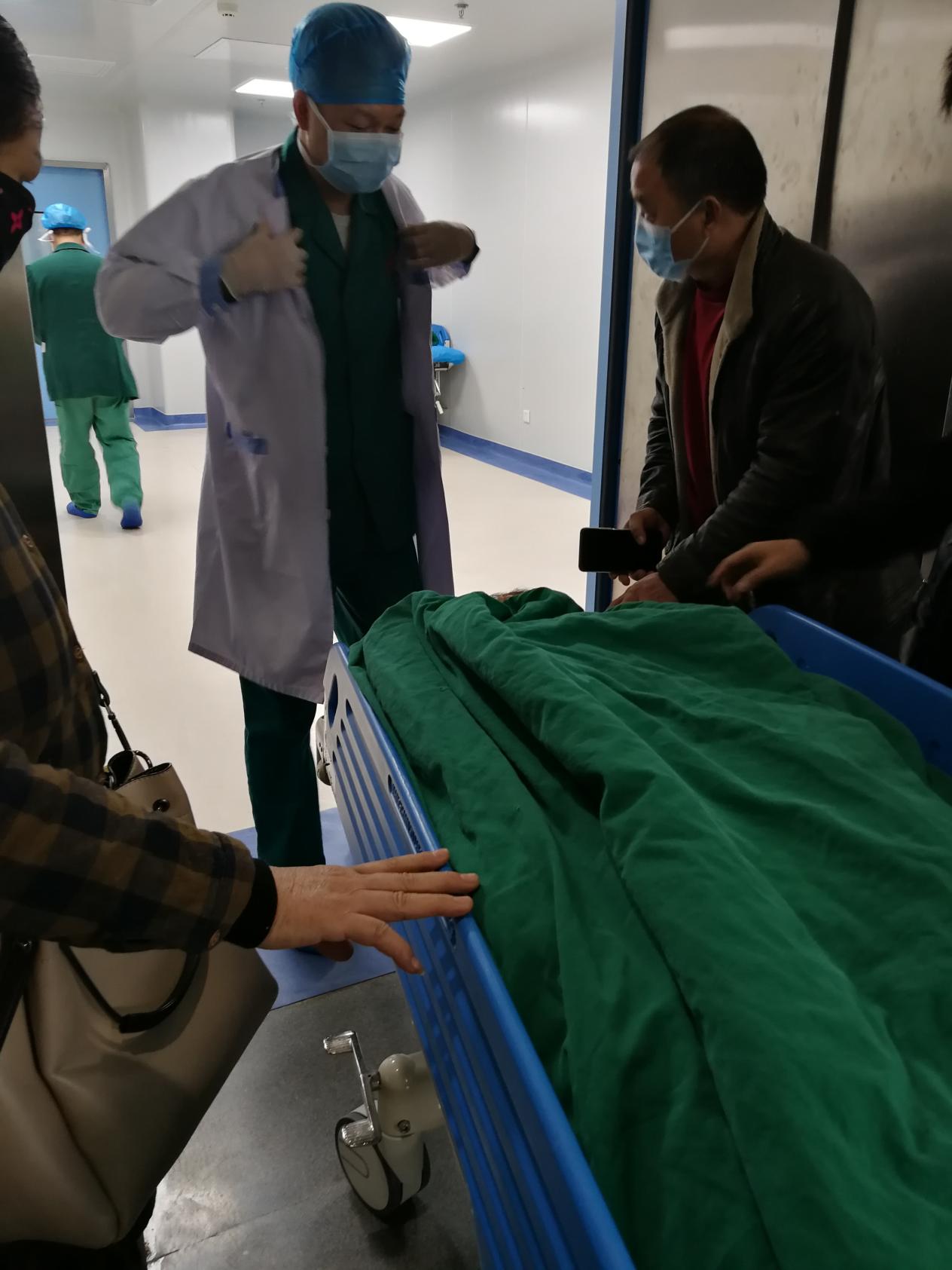 女子绝经后又来例假，诊所判断“湿气太重”，医院检查后她崩溃了