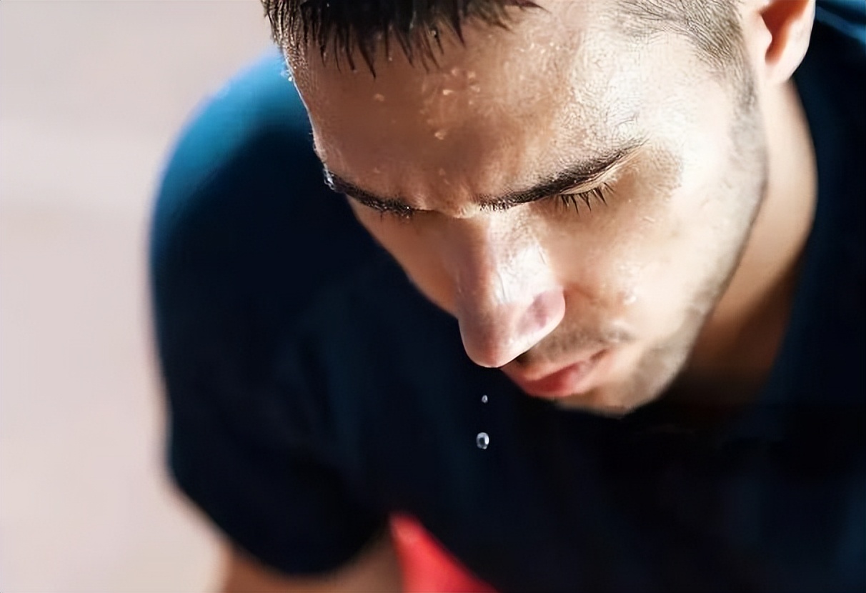 为什么有的人出汗要比有的人少,为什么有人容易满头大汗