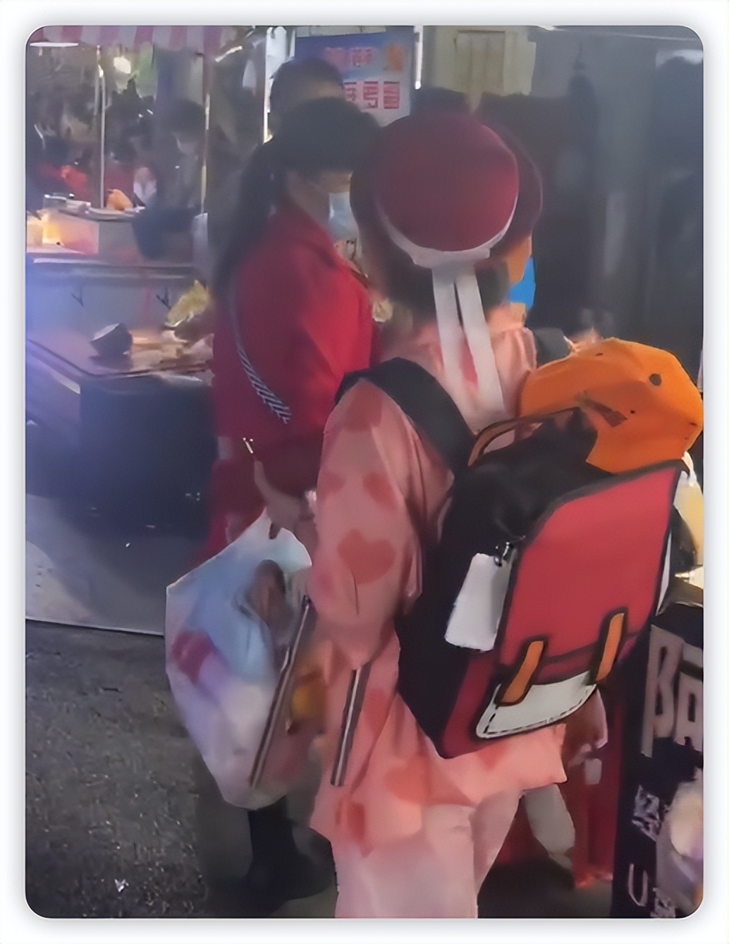 死性不改！豆浆王子在街头公然搭讪小女孩，6年前因猥亵女童入狱