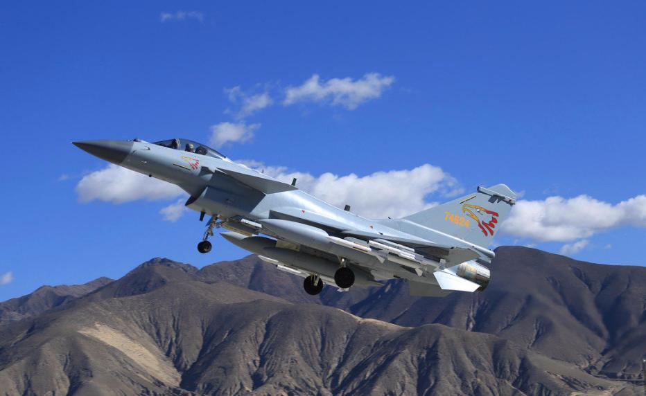 中国的歼10战斗机和鹰狮,歼10与鹰狮