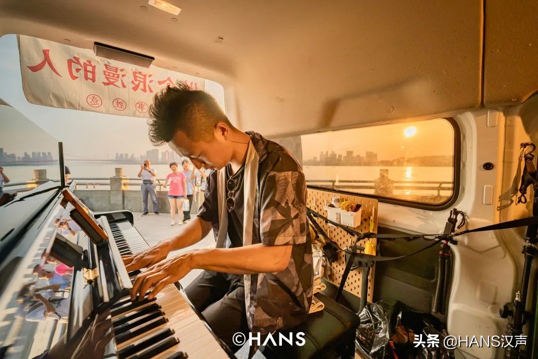 开着面包拖着钢琴，他弹遍武汉大街小巷