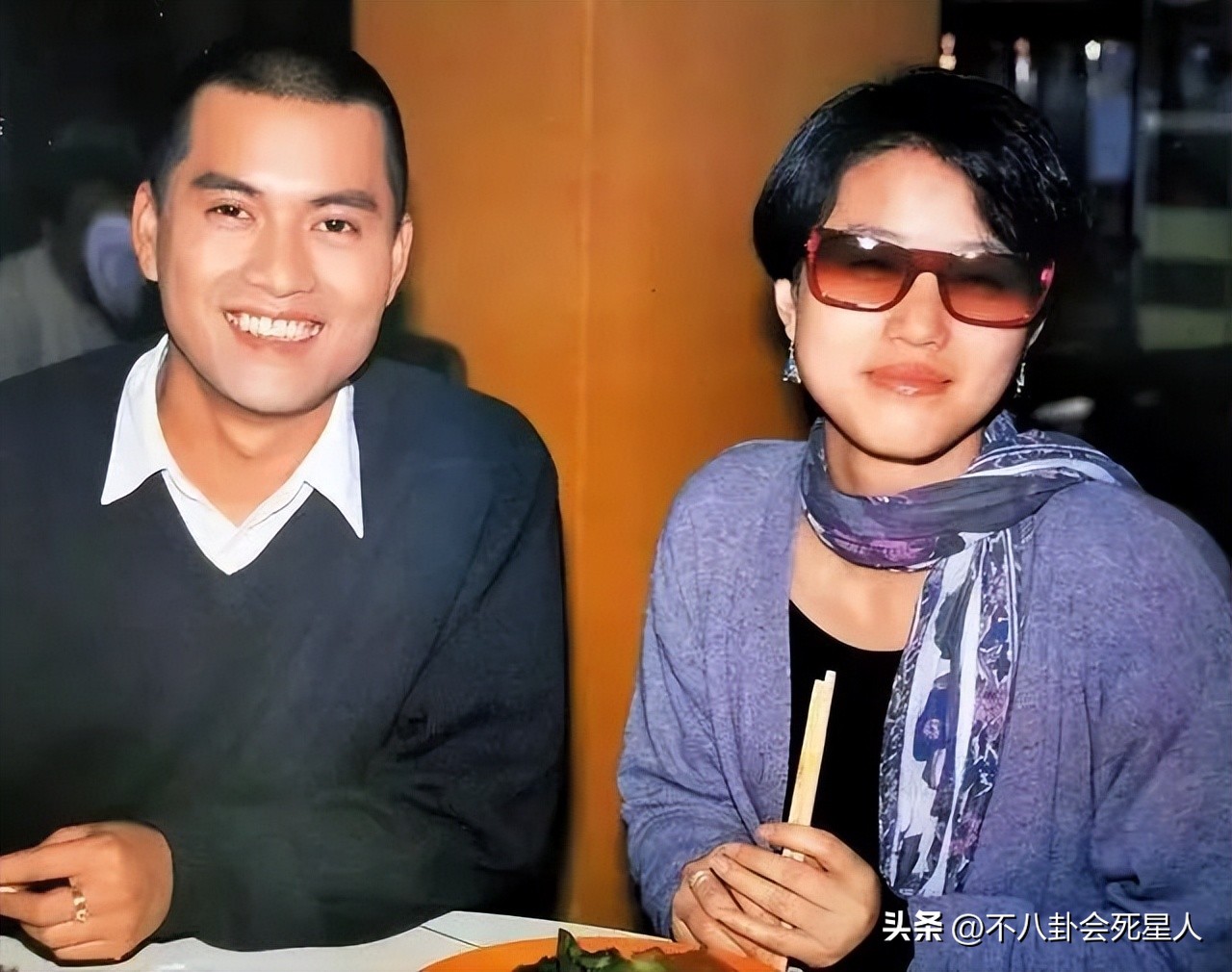 52岁周海媚近照穿粉红上衣,52岁周海媚精修图身材纤细