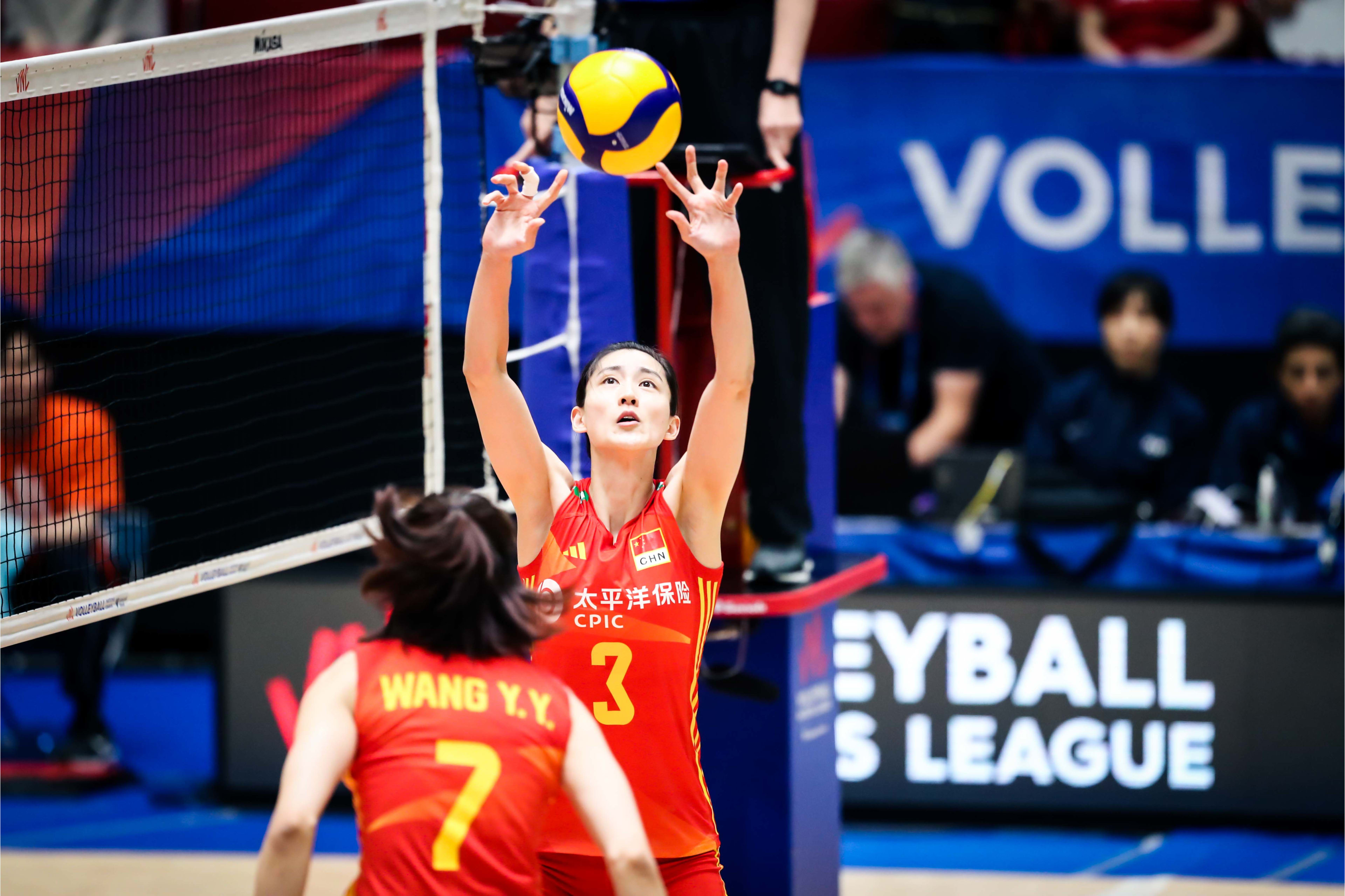 中国女排面临三大难题！一数据看出蔡斌的无奈，两人不适合首发