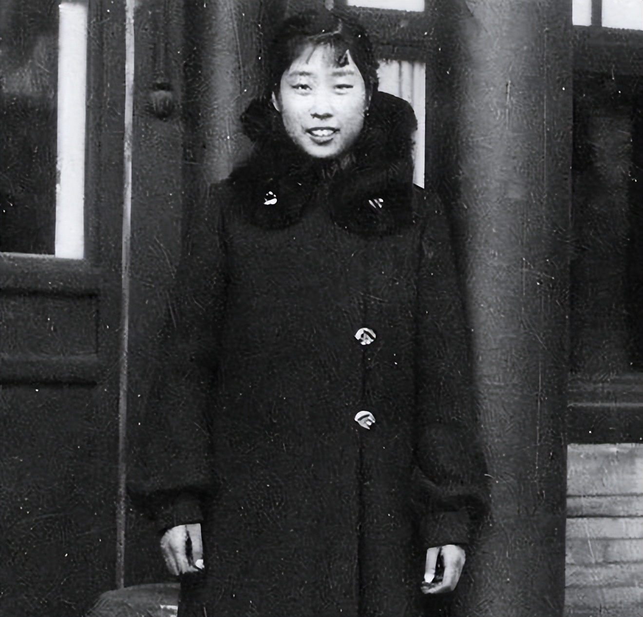 1948年，*少奇刘**王光美合影，那年她27岁，为革命放弃留学深造