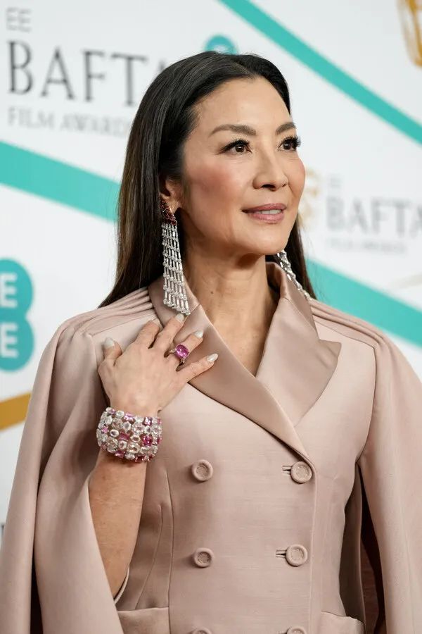 杨紫琼高定礼服闪耀戛纳红毯,杨紫琼携手老公亮相奥斯卡红毯