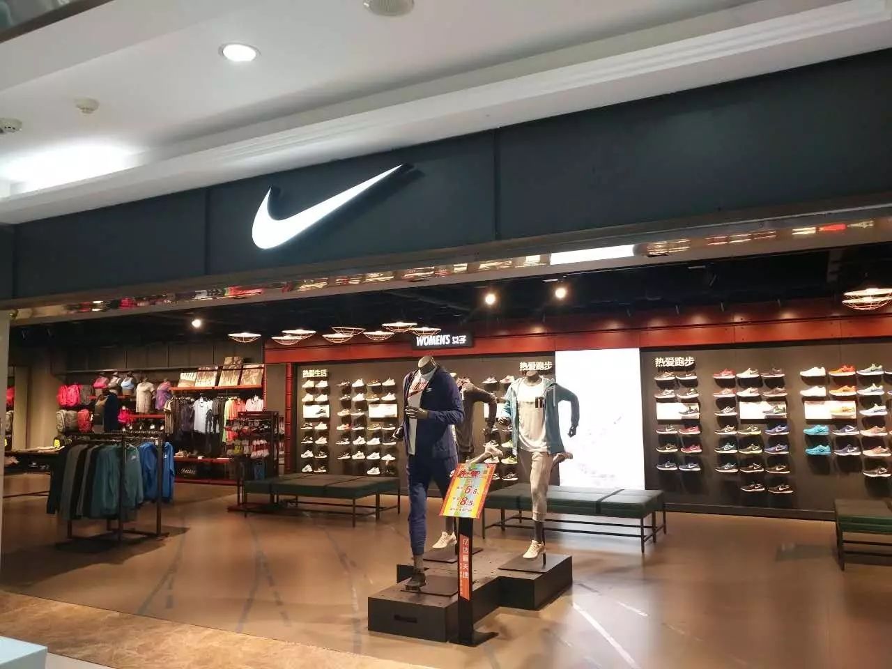 暴跌8000个亿，仓库堆积如山！爆火的耐克，被国内消费者抛弃？