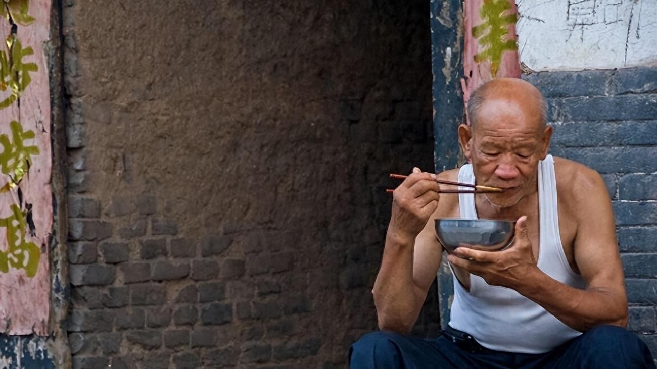 我68岁和老伴过夫妻生活时，无意发现他下身变小了，还能还原吗？