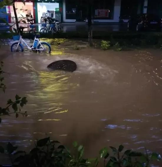 雷雨天气注意事项最新视频,雷雨天气在户外有哪些注意事项