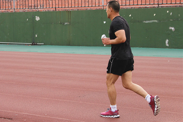 50岁男人每天跑步好吗,50岁男人每天慢跑5公里坚持20天