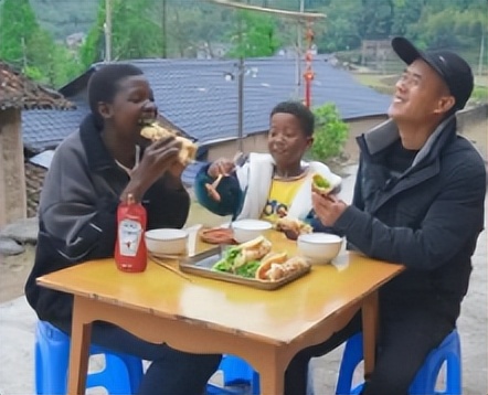 14年非洲女孩网恋光棍远嫁浙江，今靠做菜圈粉千万，丈夫说捡到宝
