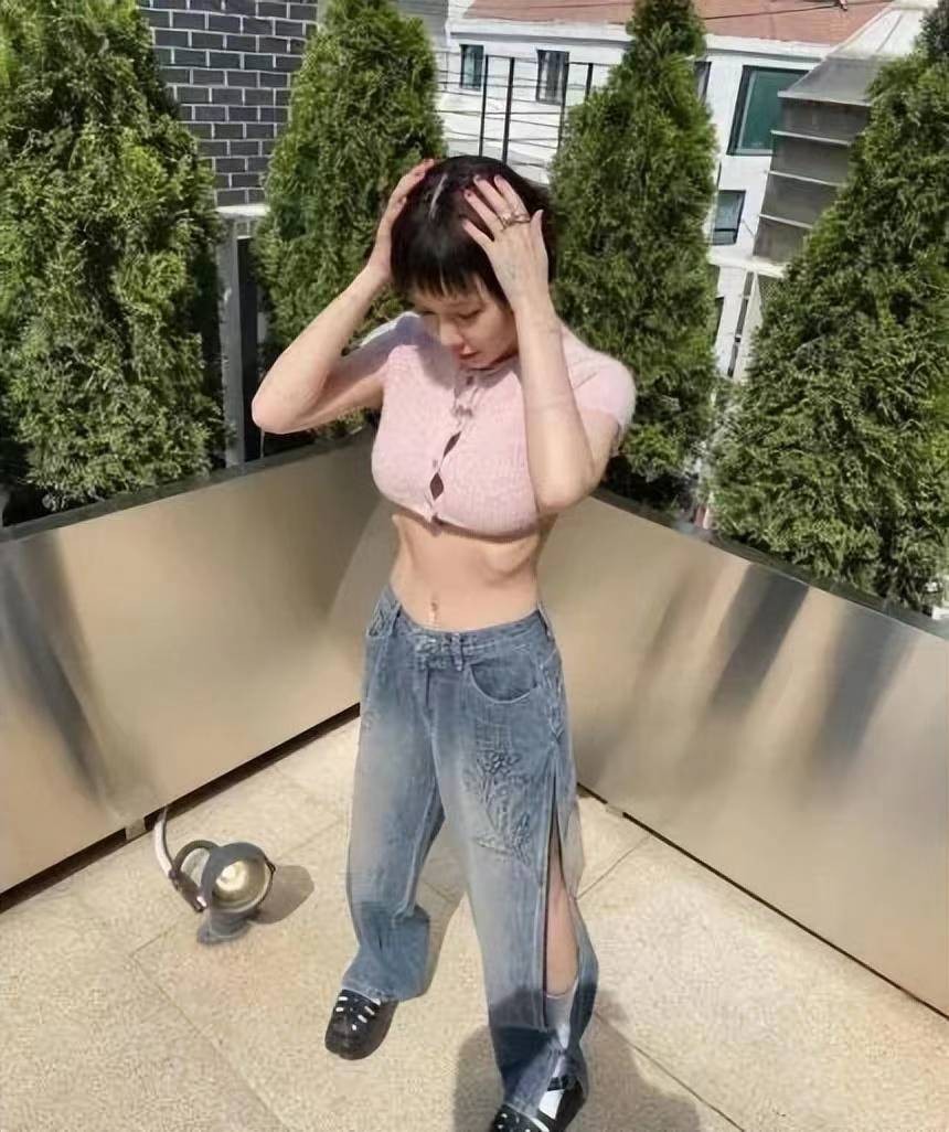 盘点韩国女明星最敢穿的衣服,韩国女星近期着装精选