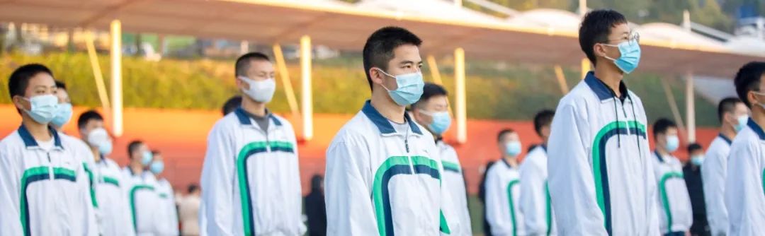 3000多名师生传递国旗为祖国庆生,开学典礼百人传旗