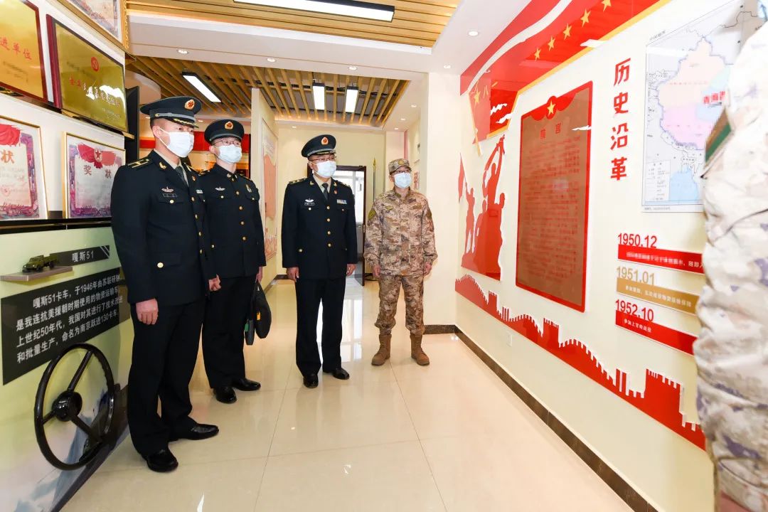 解放军清明缅怀红军先烈活动,清明祭奠革命先烈解放军鸣枪