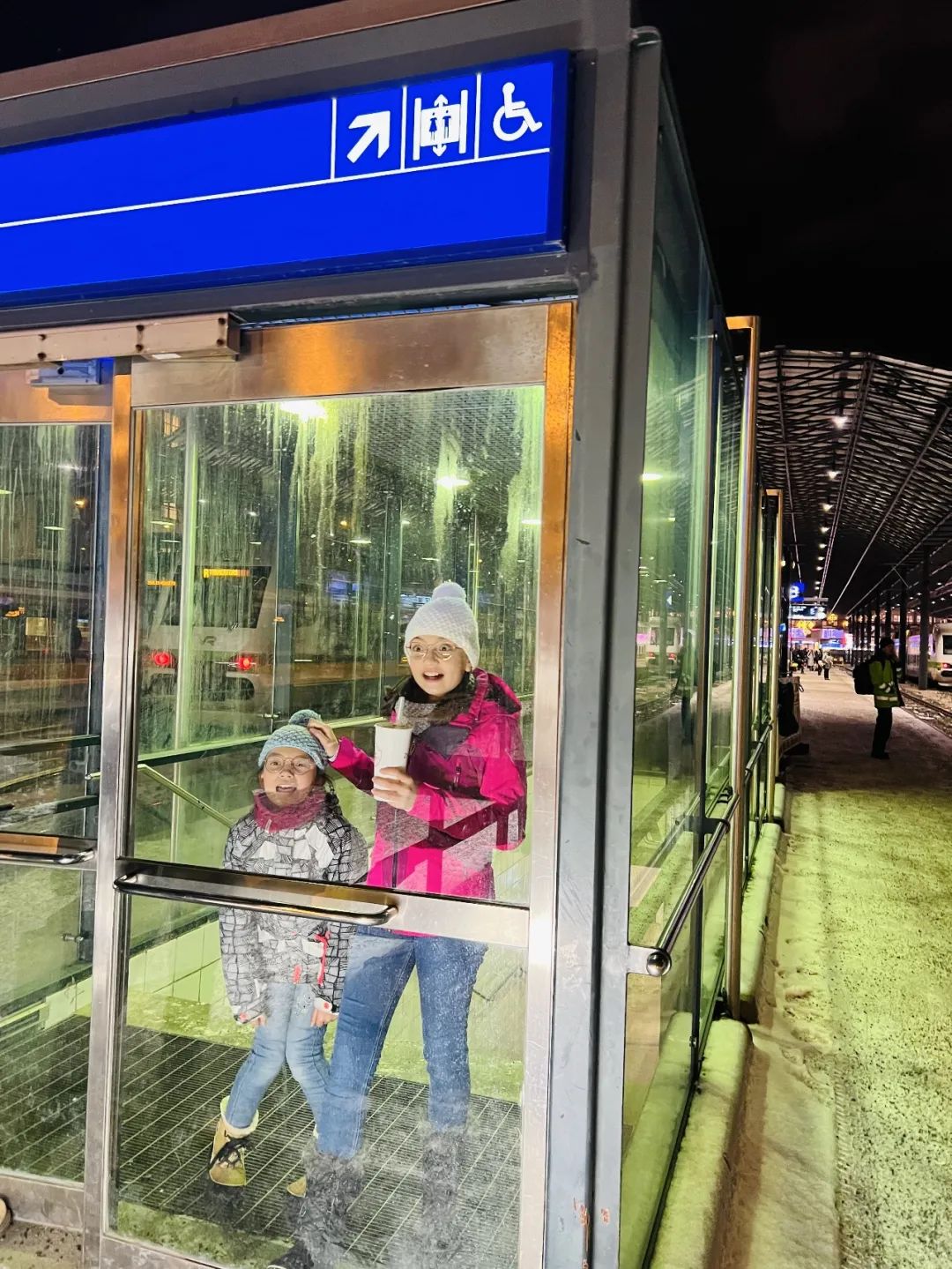 去芬兰看极光，见圣诞老人，路上却丢失行李，差点被锁地牢