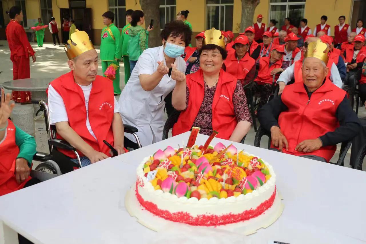 别样生日会情暖老人心：东望志愿者走进渭南市景华医养院为老人举办集体生日会