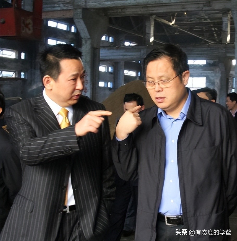 当年，是谁向黑枭刘汉提供了可以装备一个排的*器武**？此人结局如何