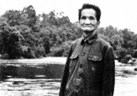 *共中**特工被关押14年，越狱逃几千里回家，妻子不认识问：你是谁？