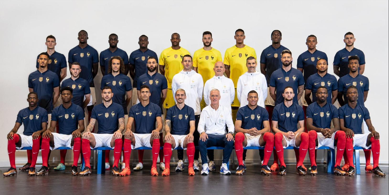 法国男足在卡塔尔的下机照火了：全是黑人，以为非洲球队来了