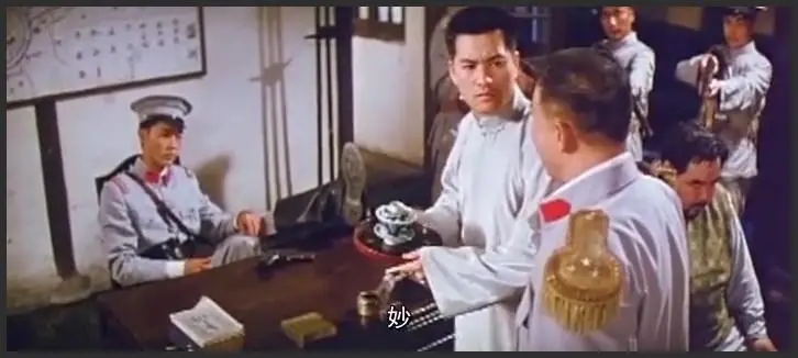 父亲死后，卢小嘉专吃有夫之妇软饭，骗完一个又一个，结局很潇洒