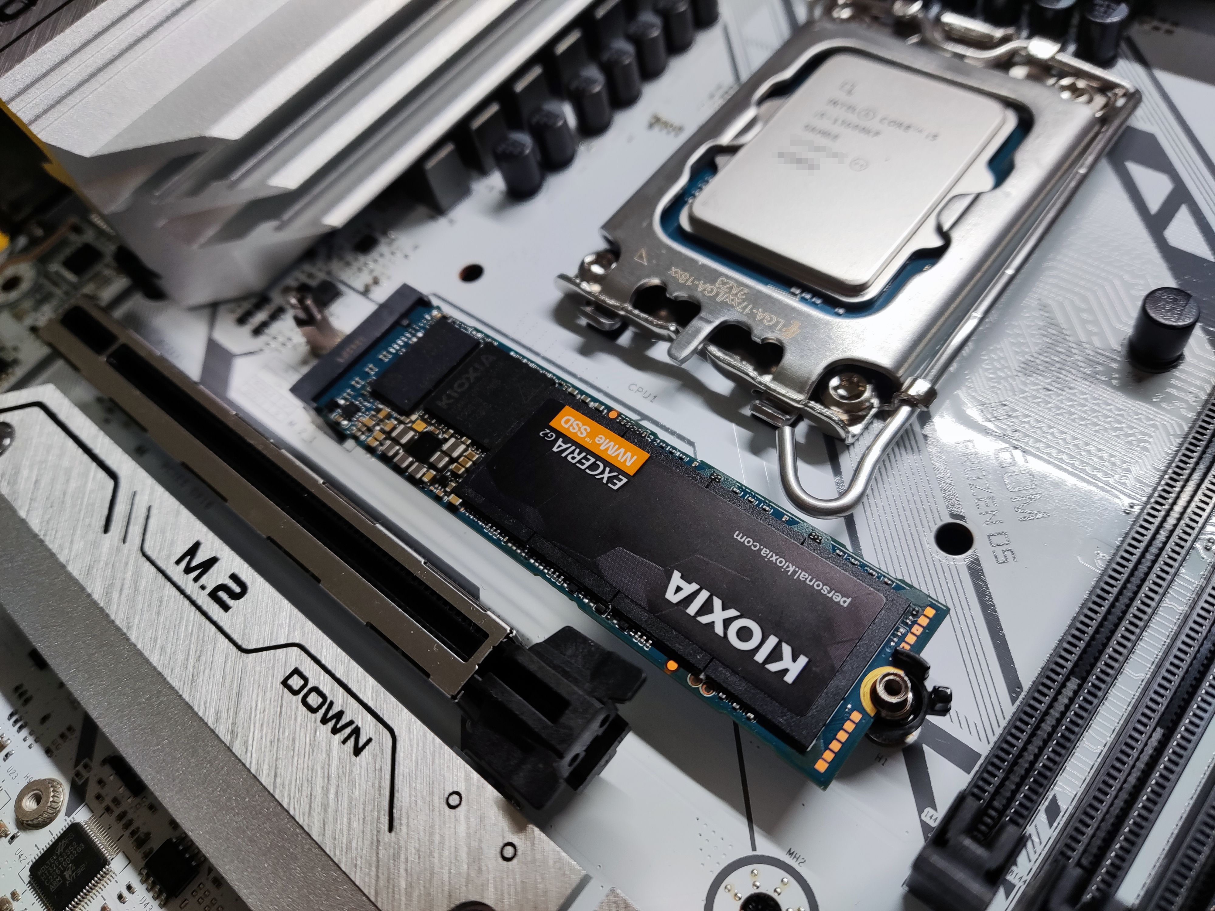 新年新气象：冬日漫漫，我给自己装了台纯白色的新电脑