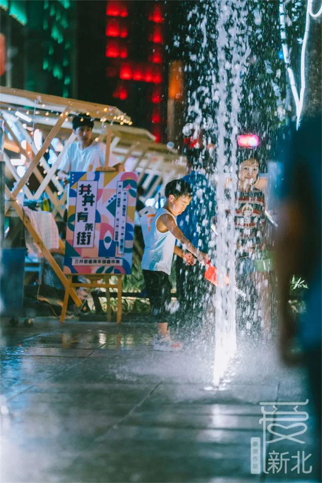 仲夏夜,逛“井井有条街·青年创业集市”,有生活有晚风也有故事……