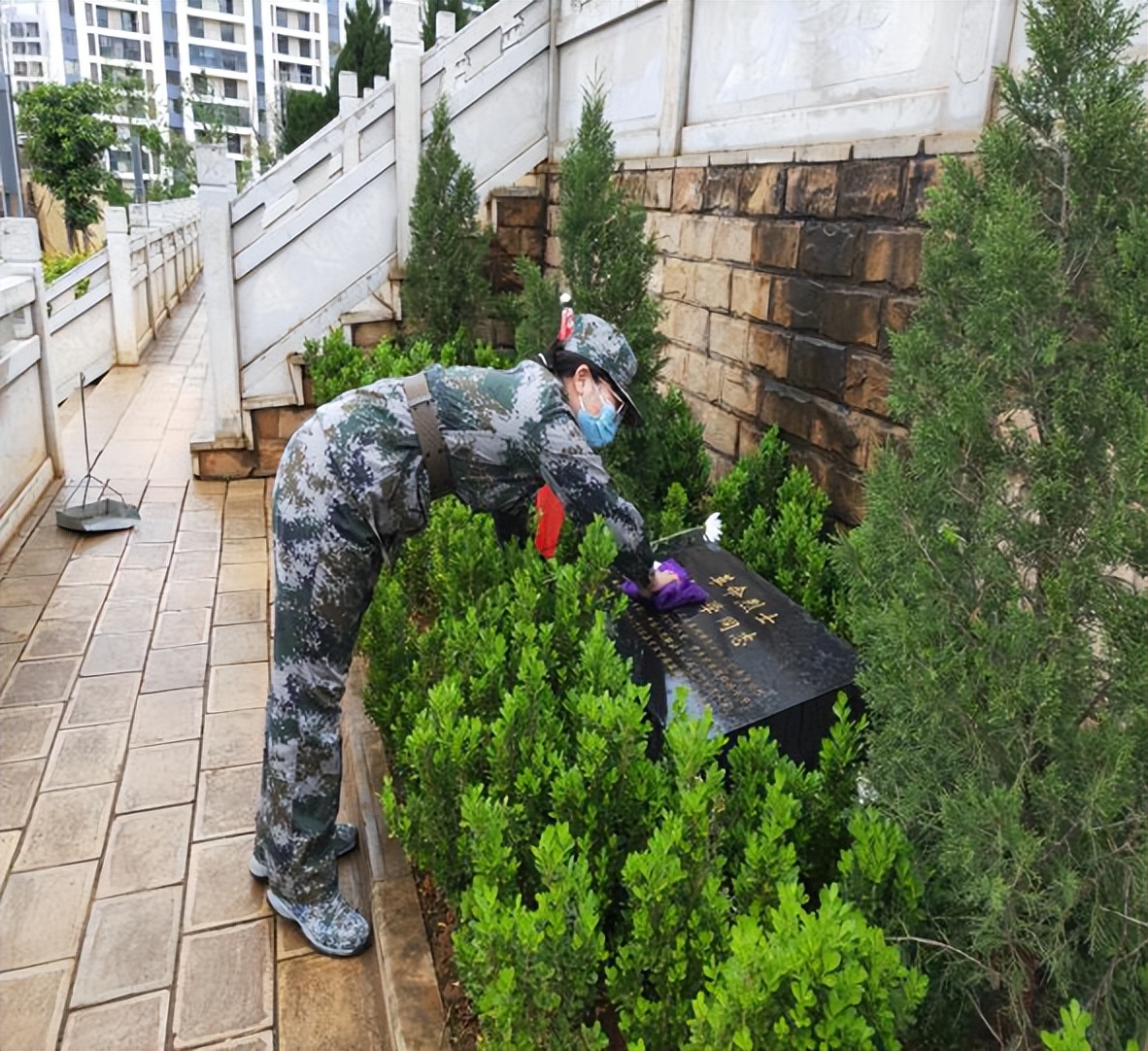 生经*刃白**头方贵死葬黄花骨亦香——云南省巧家县人武部开展清明节烈士陵园祭扫活动