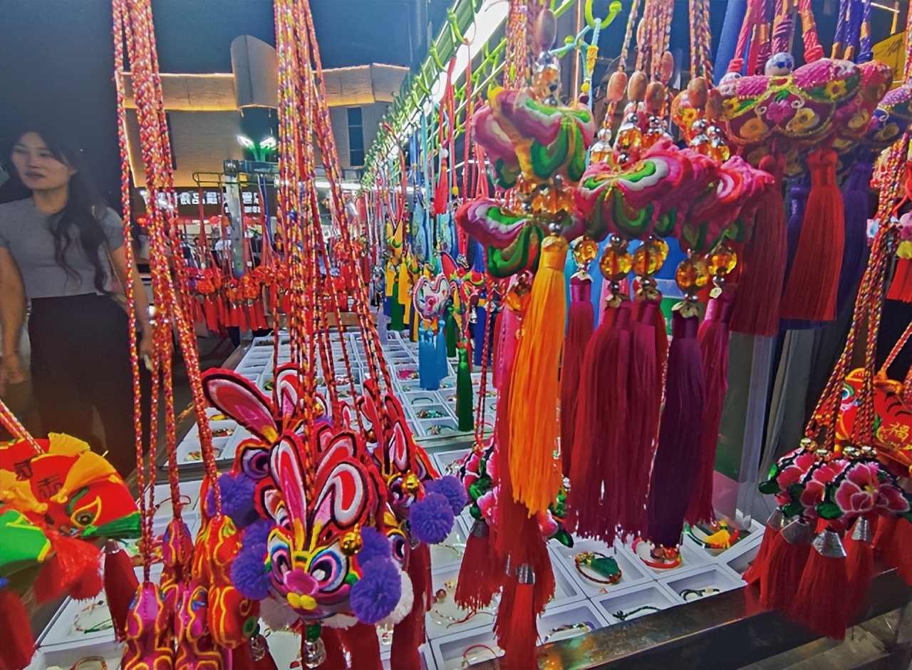 “多彩夜色苏新消费”系列报道——拓展新场景外摆经营越夜越火爆