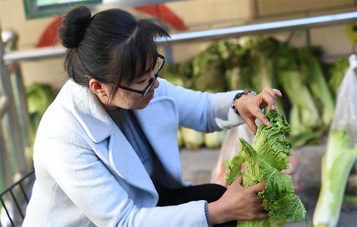 漂亮女教师被辞退,女教师为女儿辞职