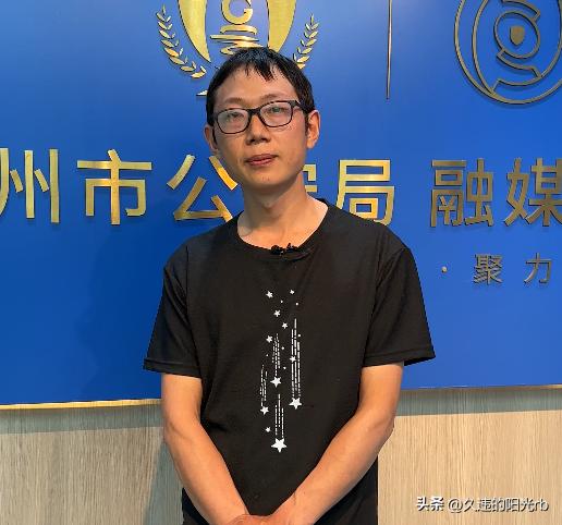 外卖小哥一跳拍掉箱子,外卖小哥跳嘉陵江