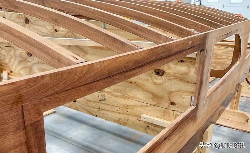 这家重生的造船商正在使用3d技术创造现代的红木经典游艇