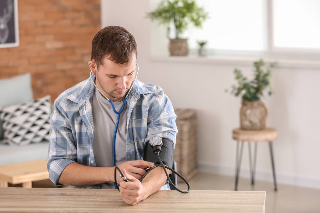 高血压病人低压偏高注意什么,血压高压高低压正常吃什么药合适