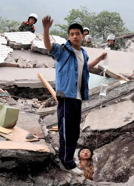 回顾汶川地震的15个感人瞬间,汶川地震的感人瞬间