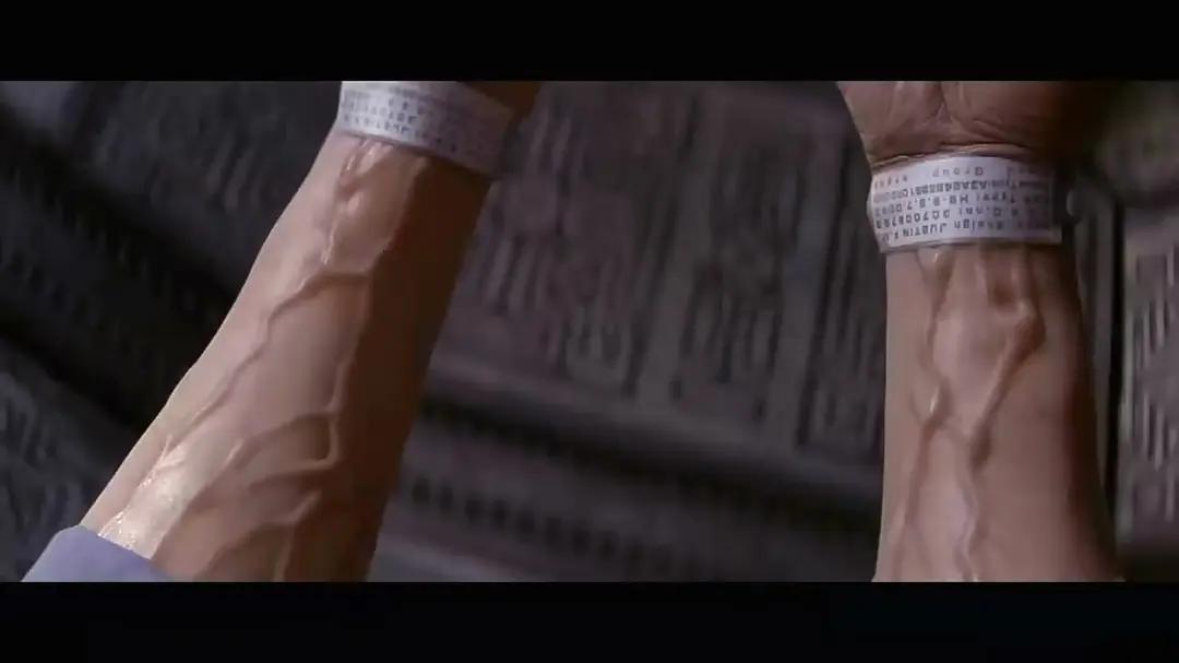 人类不该好奇黑洞里有什么！邪典电影《黑洞表面》告诉你代价惨痛