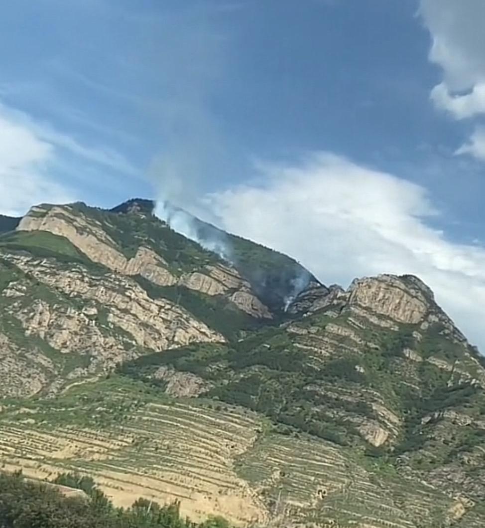 山西大同恒山，游客半山腰望见山下浓烟滚滚：全部游客紧急撤退
