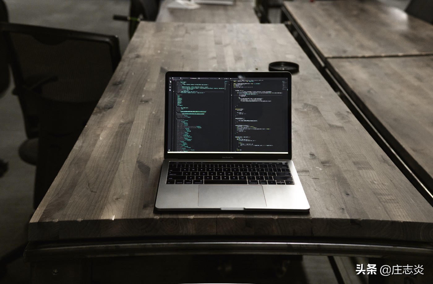 在javascript中如何创建函数,怎么在html加入javascript