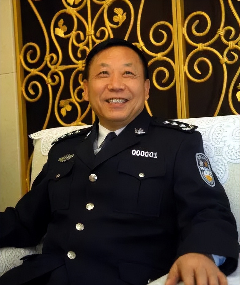 内蒙公安“巨虎”，*养包**13岁女孩，每天会所喝大翻牌伺候