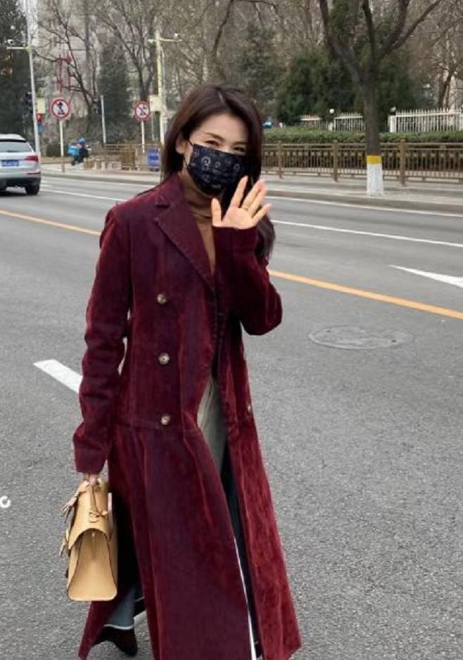 赵丽颖和张小斐同台穿的衣服,张小斐赵丽颖粉色大衣