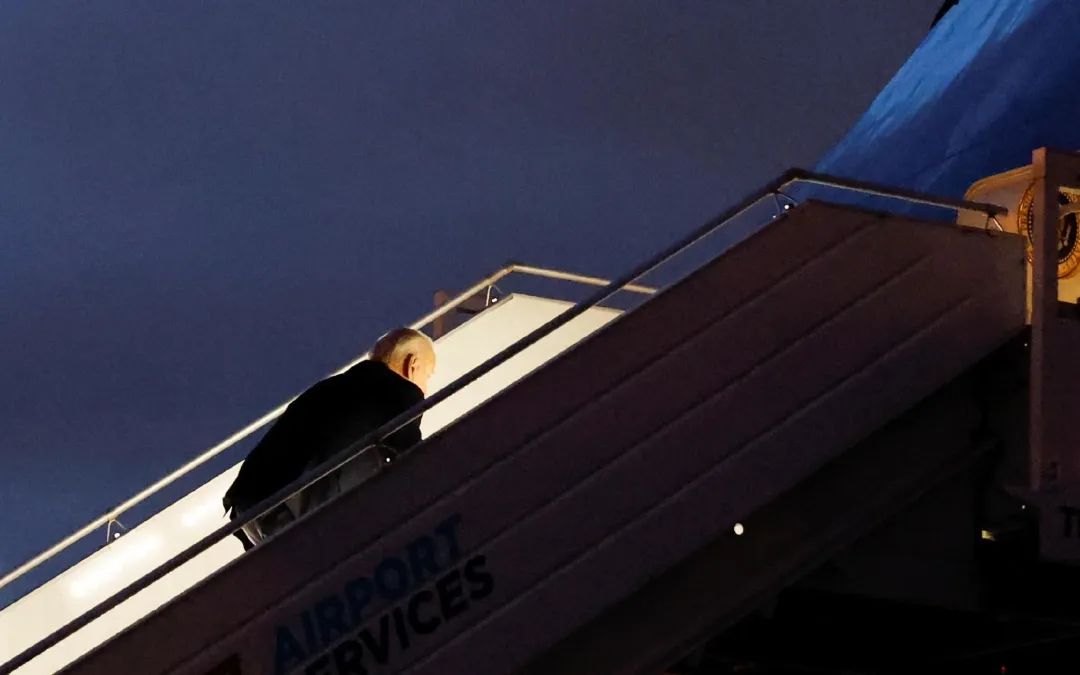 拜登摔倒内容被曝光,拜登下飞机摔倒是真的吗