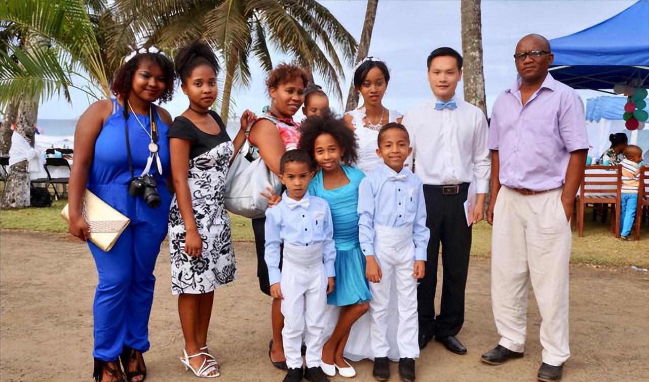 6年前，湖南农村小伙娶非洲美女，定居非洲月入10万，现状如何？