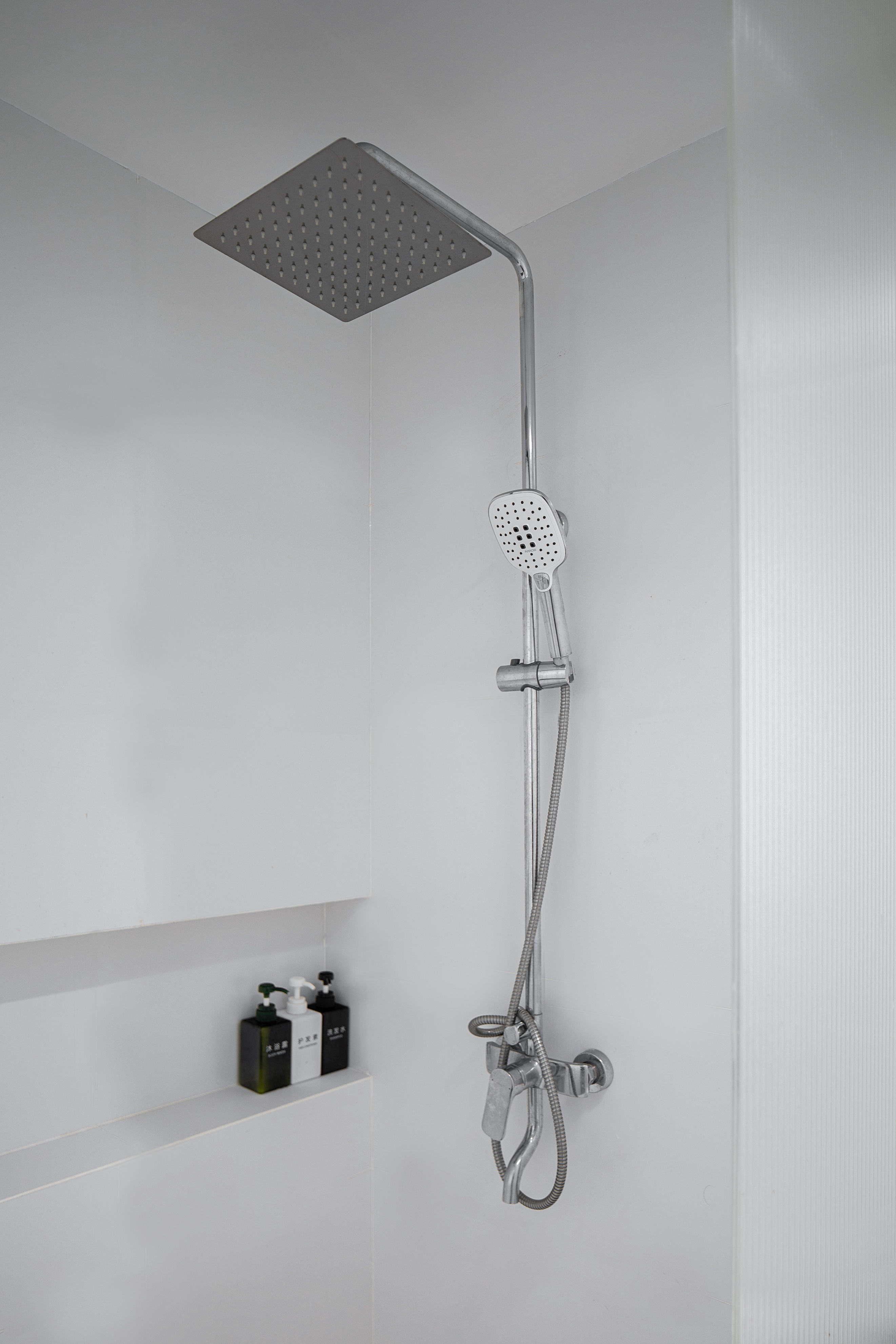 60平纯白极简独居室，原来这么减压