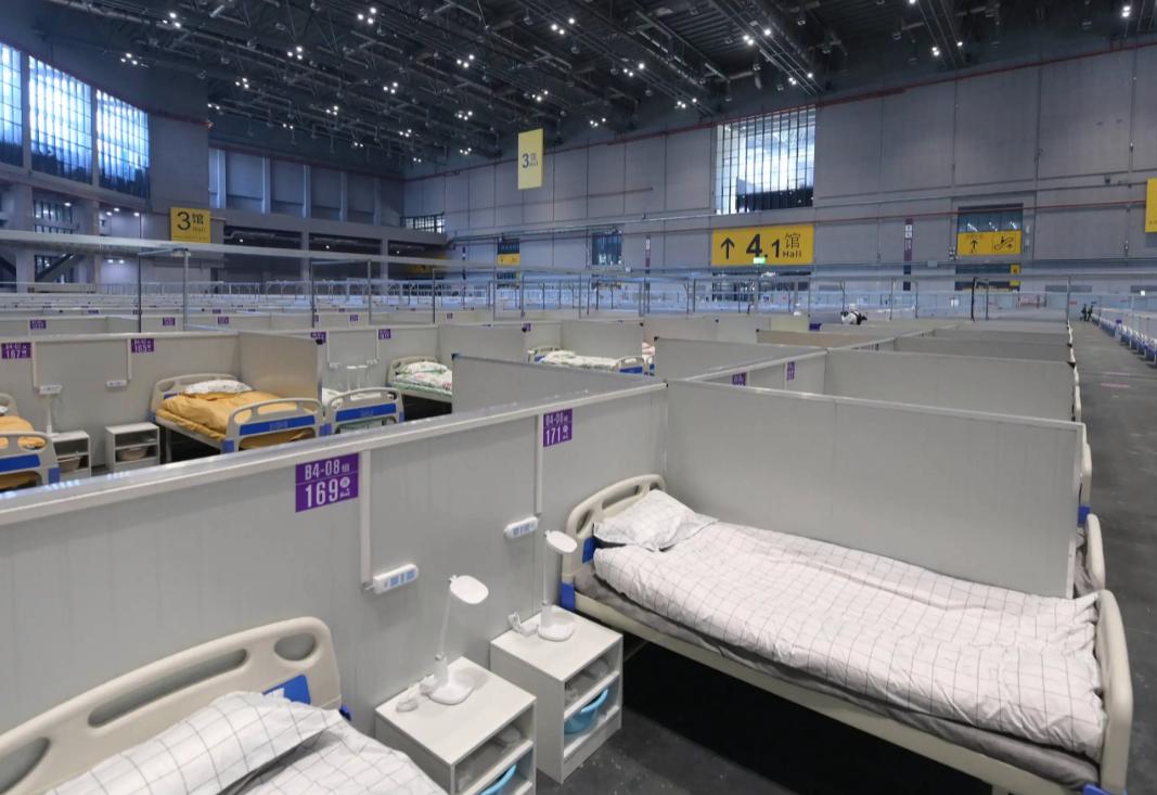 “我才18岁，你们想干什么啊？”女孩质问方舱工作人员，后续来了