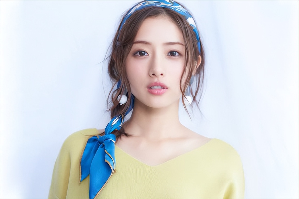 素颜适合什么颜色显白穿搭,这几种颜色超级显黑穿搭尽量避开