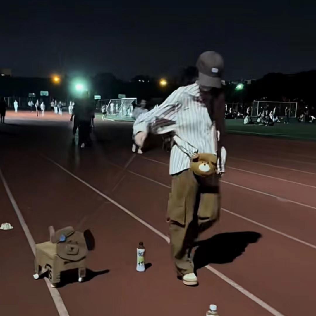 大学让养宠物啦？宿舍门口“看门狗”镇宅，不仔细瞅还真得一激灵