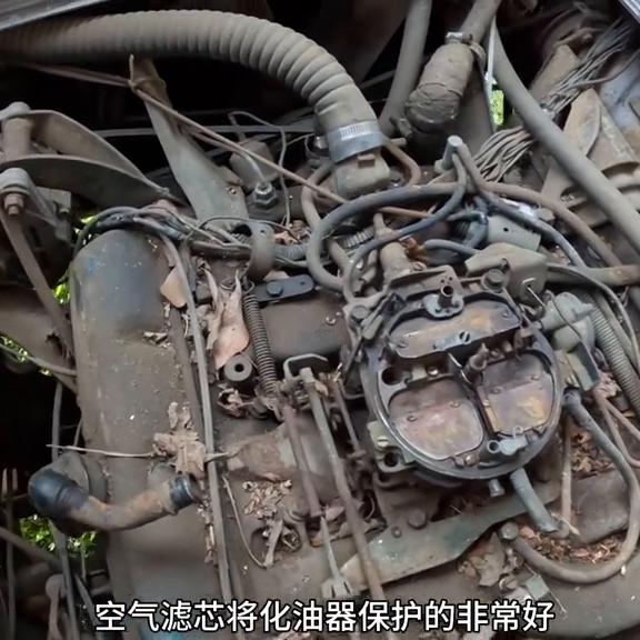 80年代gmc房车,男人在户外发现荒废20年的挖掘机