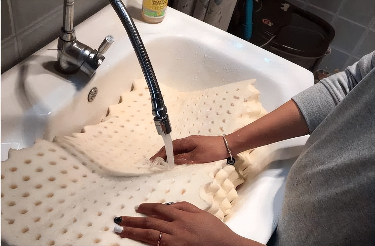 乳胶枕头怎么清洗有什么好方法,乳胶枕头的正确清洗方法