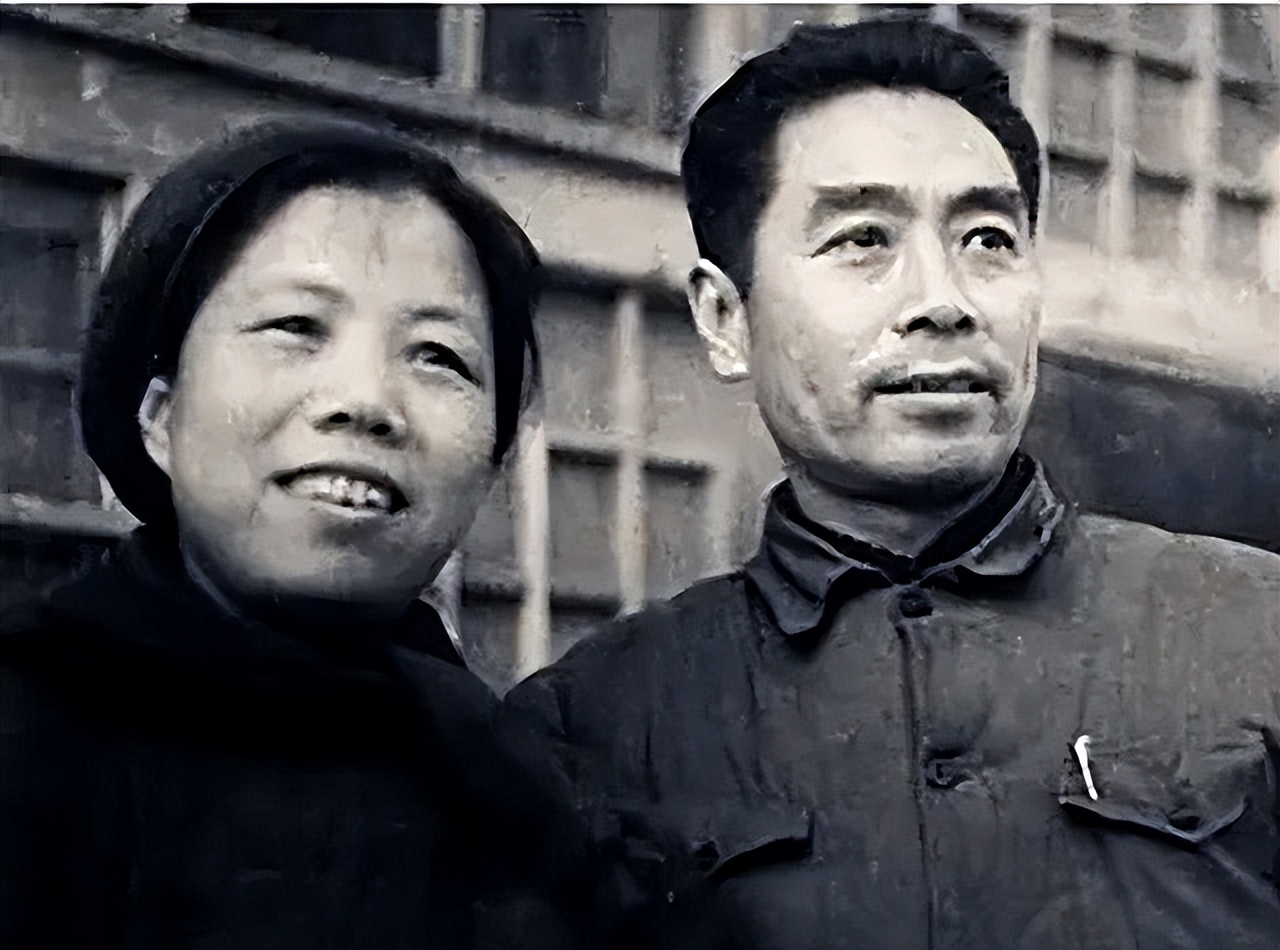 周总理去世前不断望向门口，护士疑问，后来才知他在等妻子*颖超邓**