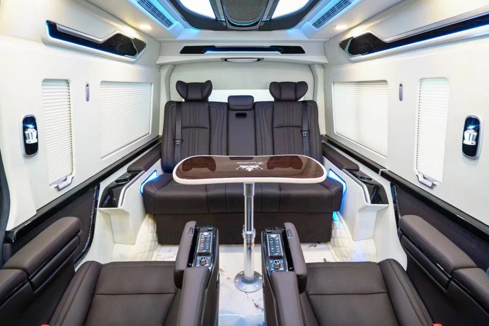 丰田海狮9座最新版本顶配蓝牌,丰田大海狮13座的空间