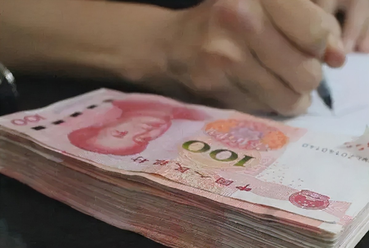 90后女出纳贪污720万案件初步调查,女会计贪污50万被判死刑